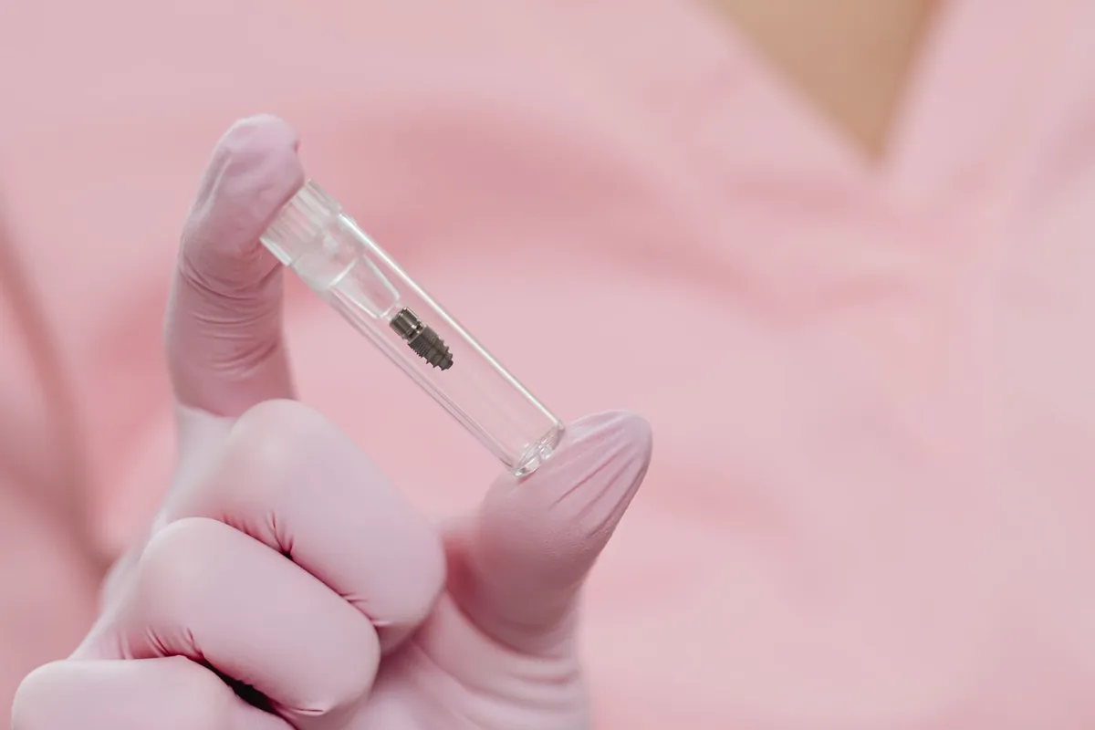 Implante dental de titanio en su envase estéril, la raíz artificial sobre la que se apoya el All-on-4