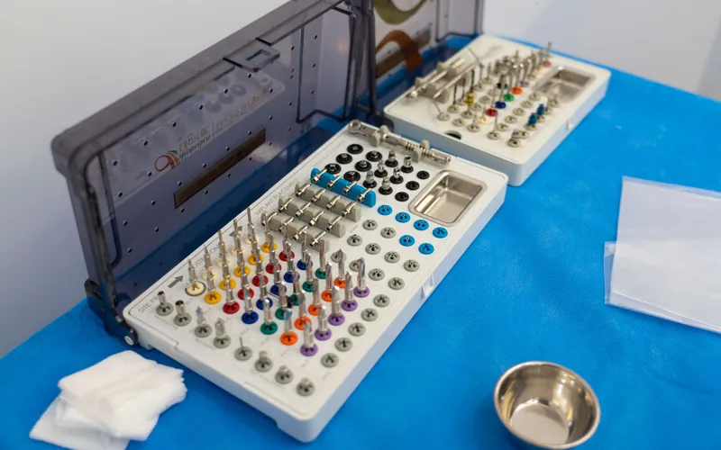 Kit quirúrgico de implantes dentales preparado para una cirugía con carga inmediata