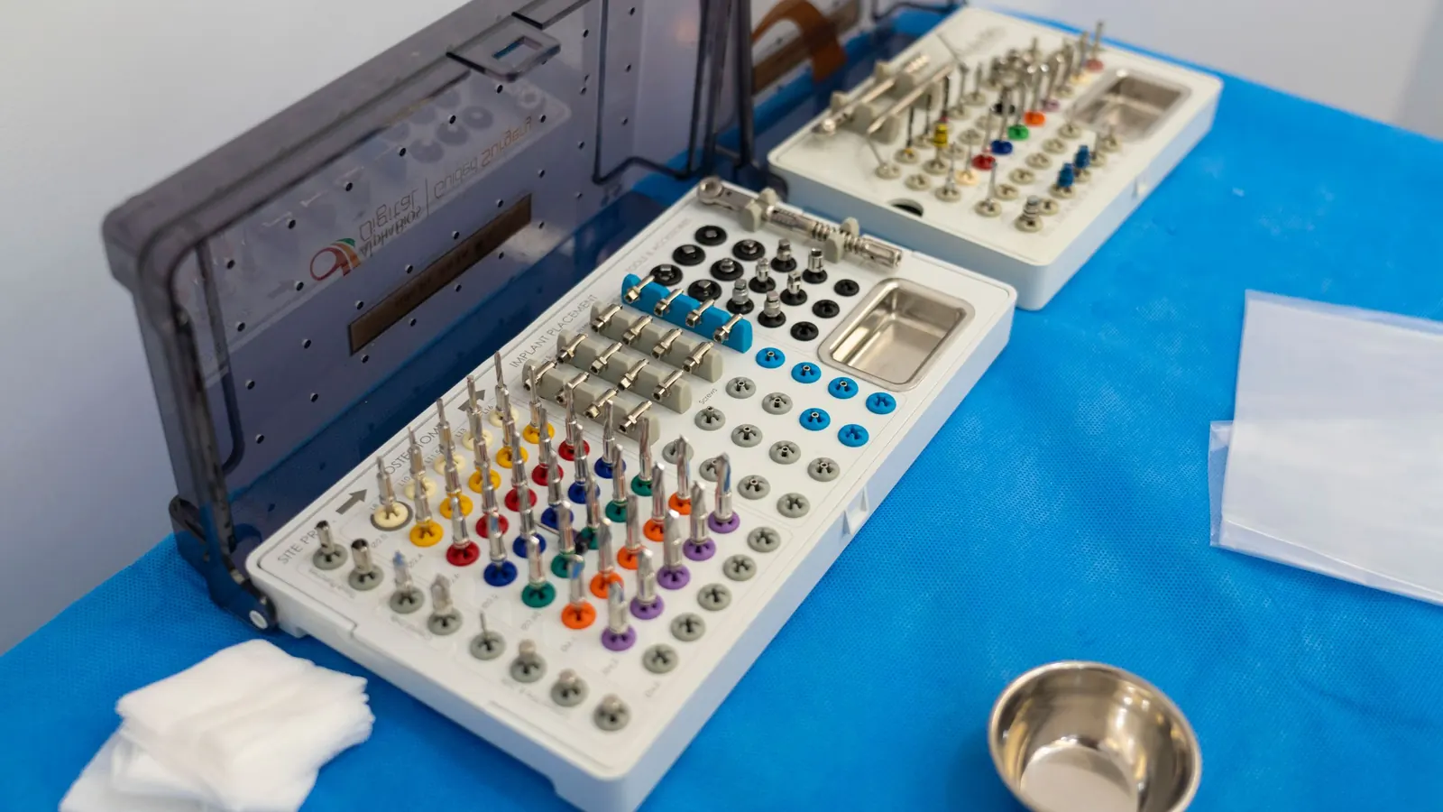 Kit quirúrgico de implantes dentales preparado para una cirugía con carga inmediata