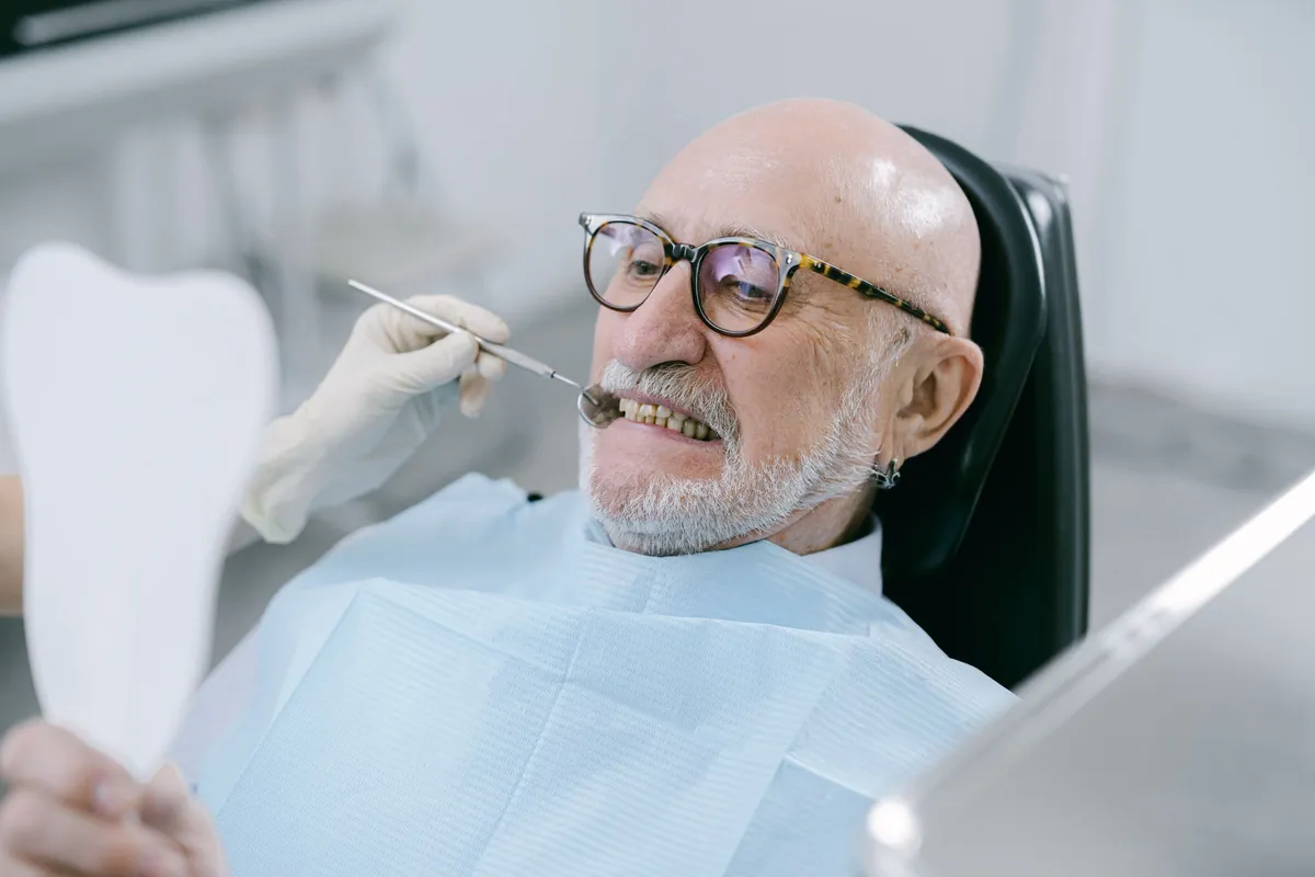 Revisión periódica de un paciente mayor en la clínica, clave para alargar la vida de una prótesis dental
