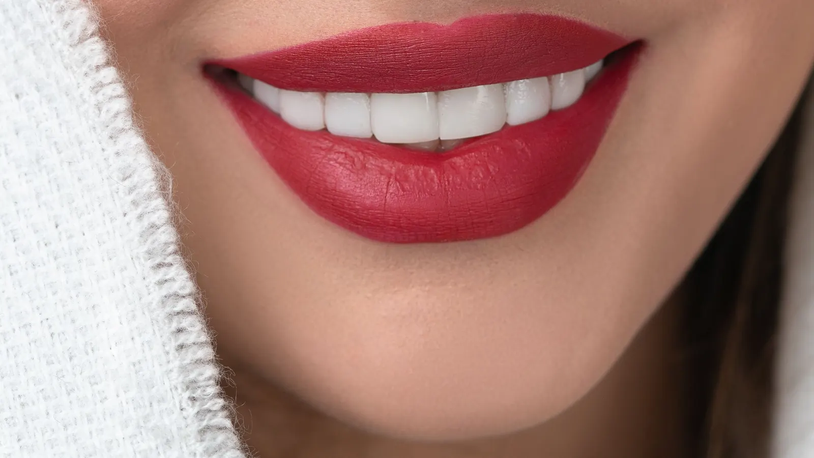 Sonrisa de una mujer con dientes blancos y armónicos, el objetivo de un diseño de sonrisa