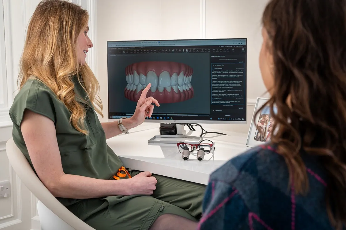 Dentista mostrando a una paciente en la pantalla la propuesta de diseño de sonrisa digital en 3D