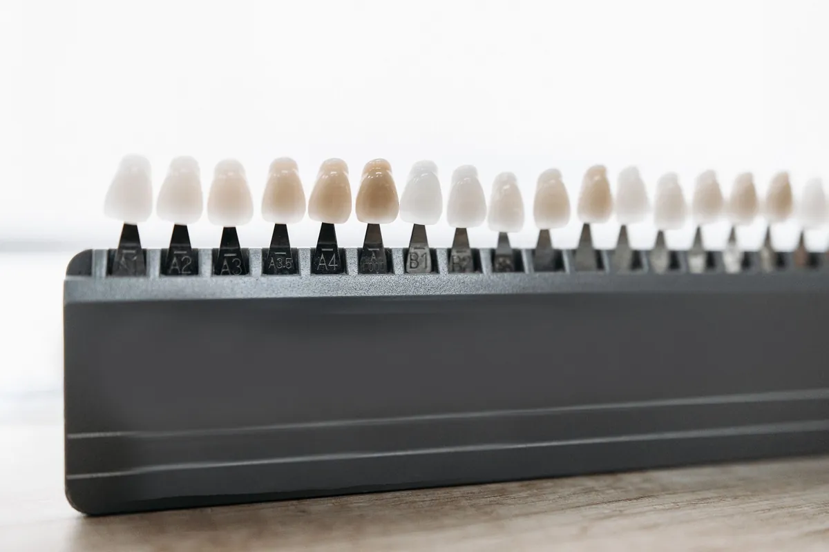 Guía de color dental para elegir el tono de los dientes en un diseño de sonrisa