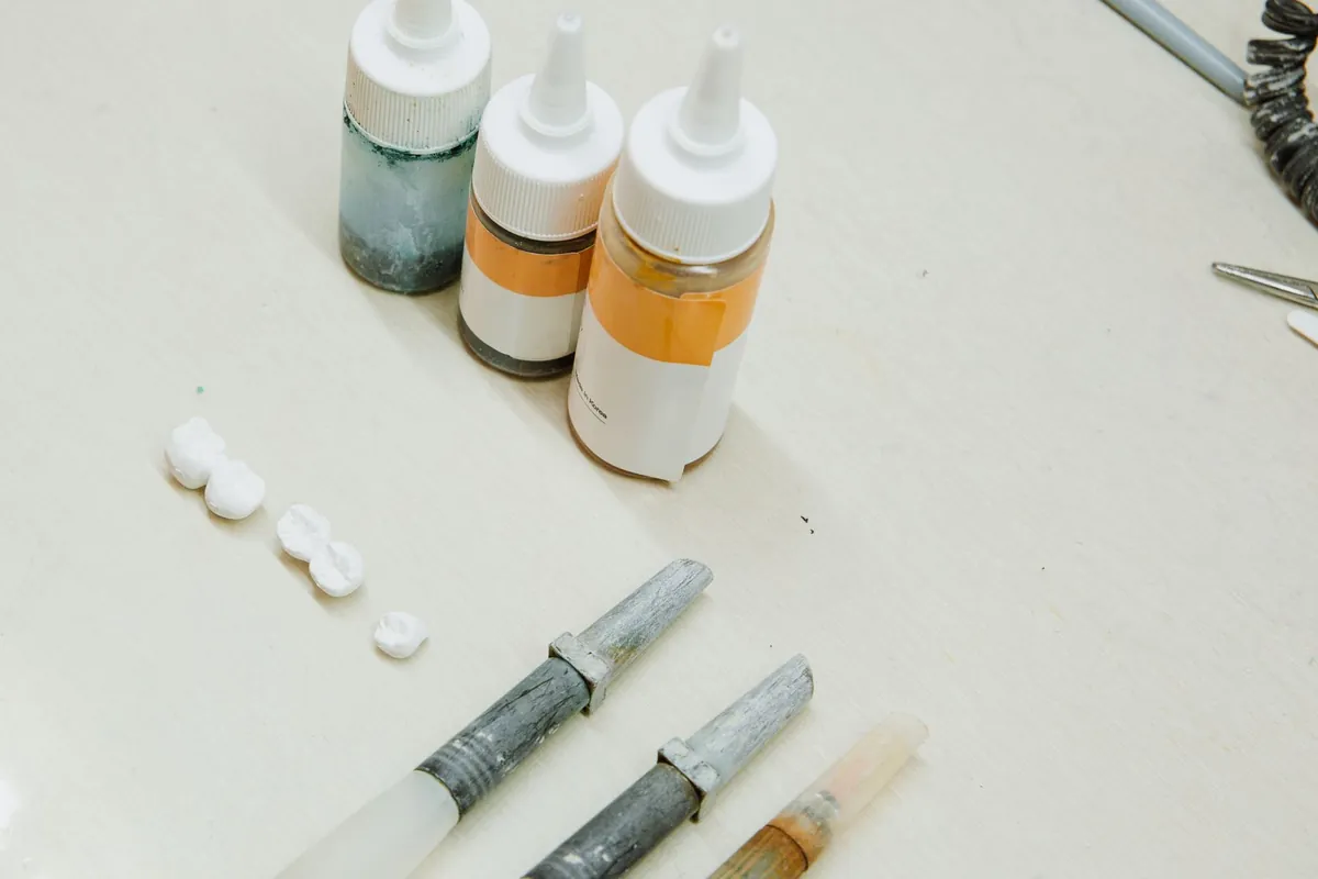 Piezas de zirconio junto a los maquillajes cerámicos con los que se caracteriza un diseño de sonrisa