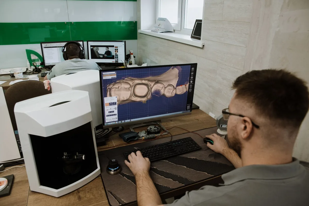 Arcada dental digitalizada abierta en el software de diseño CAD de un laboratorio de prótesis