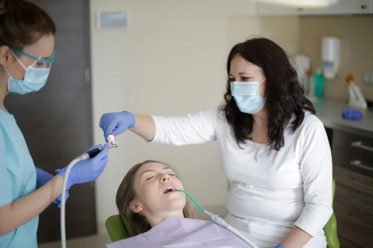 Paciente en el sillón dental durante el tratamiento de una muela, antes de elegir entre empaste e incrustación dental
