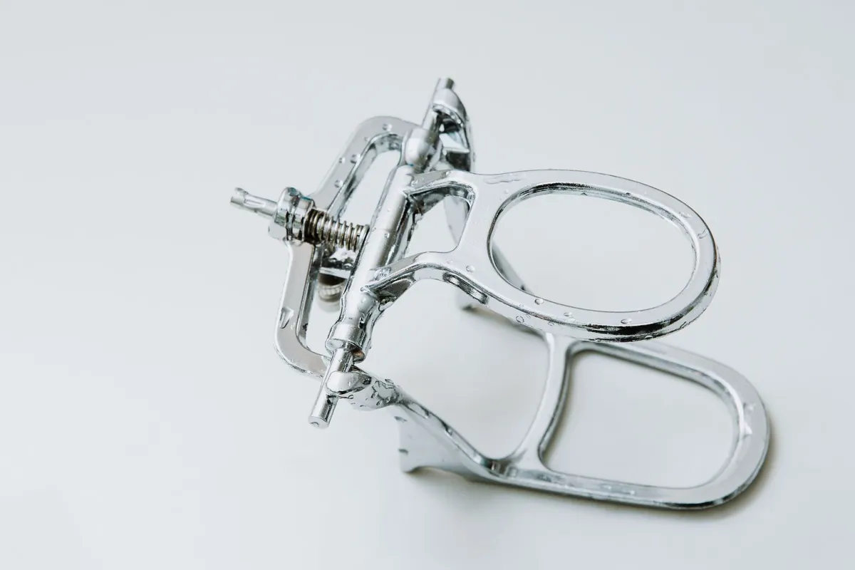 Articulador dental metálico para montar los modelos y el registro de mordida de una prótesis de acetal