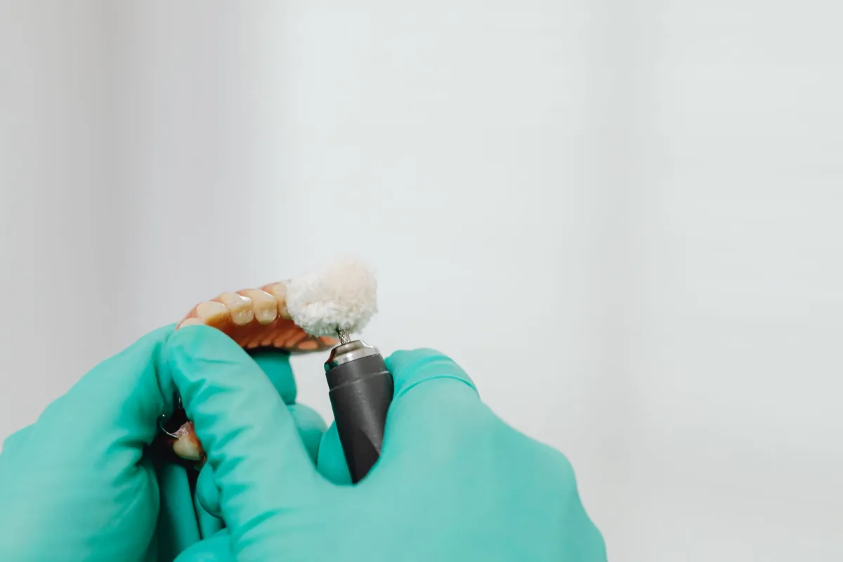 Pulido en el laboratorio de una prótesis dental removible, el acabado que también exige una prótesis de acetal