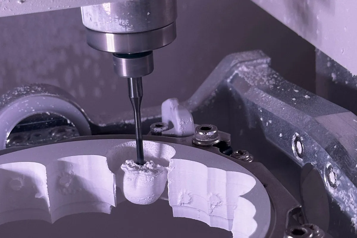 Fresadora dental CAD/CAM mecanizando una pieza en un disco, así se fabrica la prótesis de zirconio