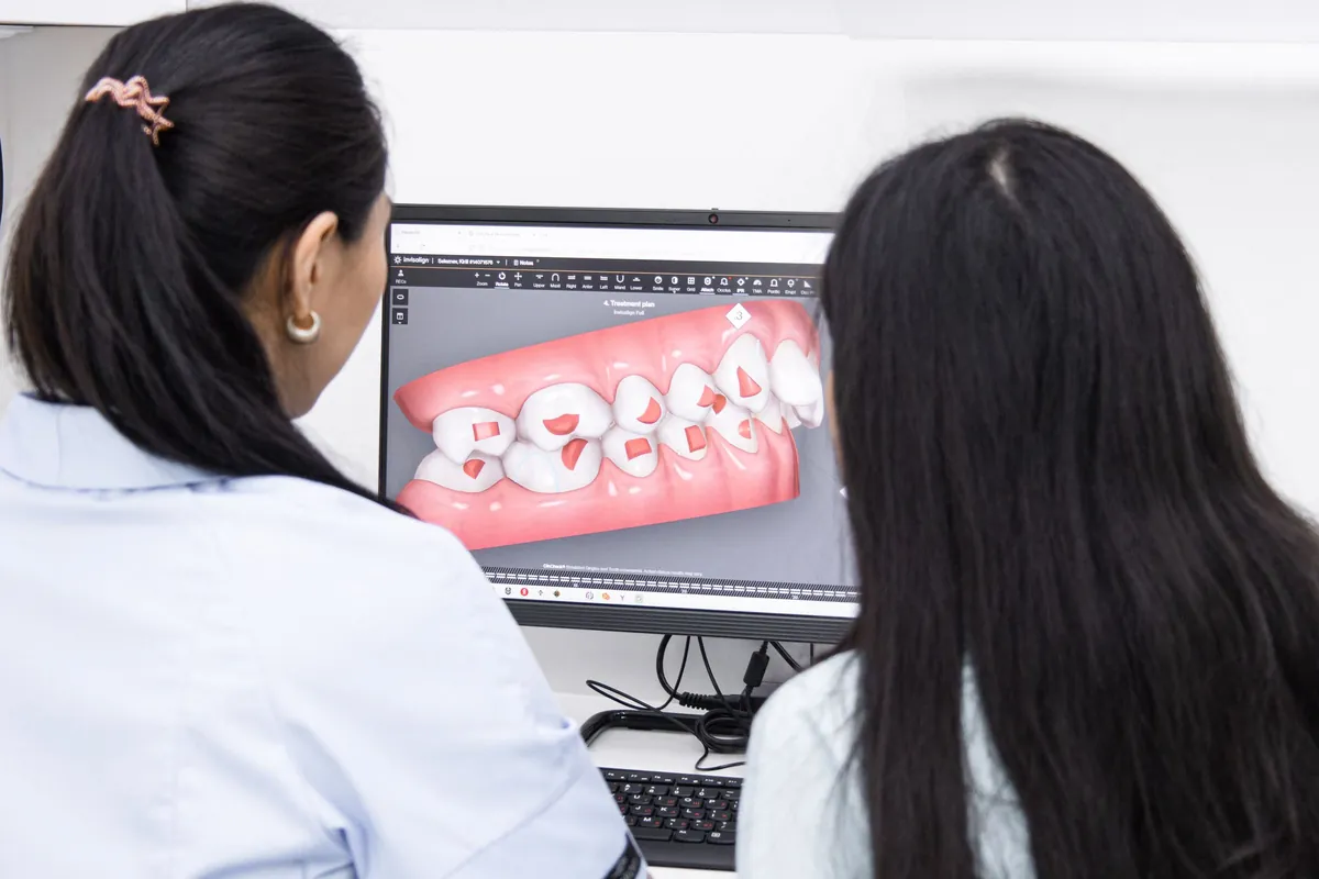 Profesionales revisando en el ordenador el diseño digital en 3D de una prótesis provisional