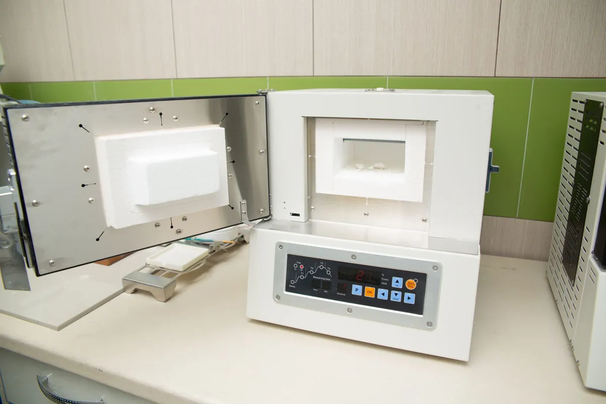 Horno de cerámica del laboratorio dental en el que se cuecen coronas y puentes de prótesis fija