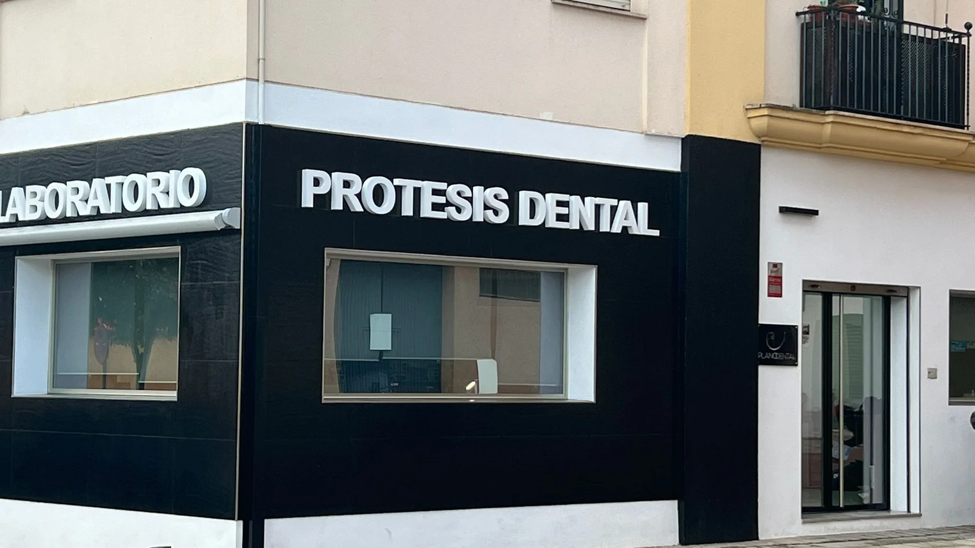Fachada del laboratorio protésico dental PlanoDentaLab en el Pasaje Platero Alcántara de Córdoba