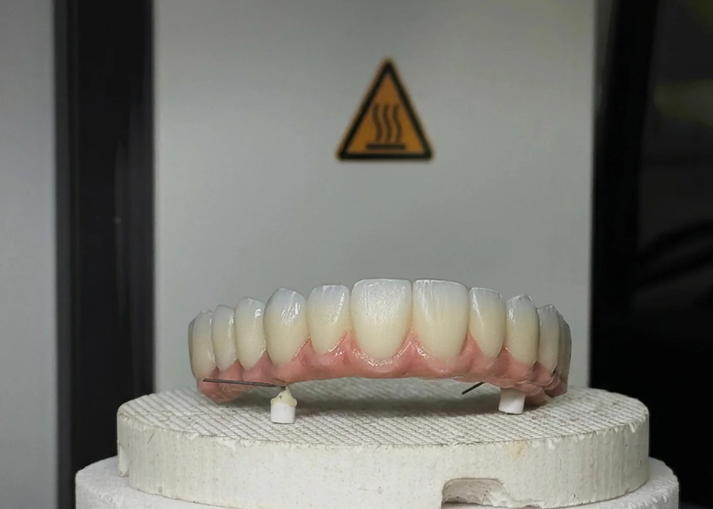Horno de sinterizado donde se cuece el zirconio tras el fresado
