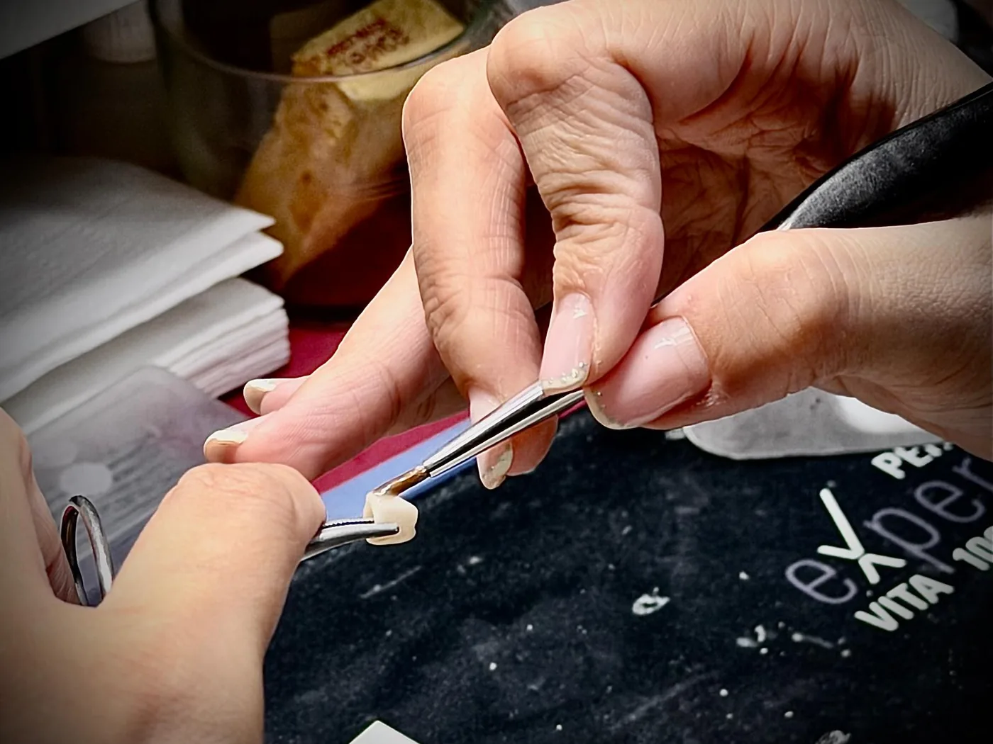 Paso 04: caracterización y acabado a mano en la mesa de trabajo